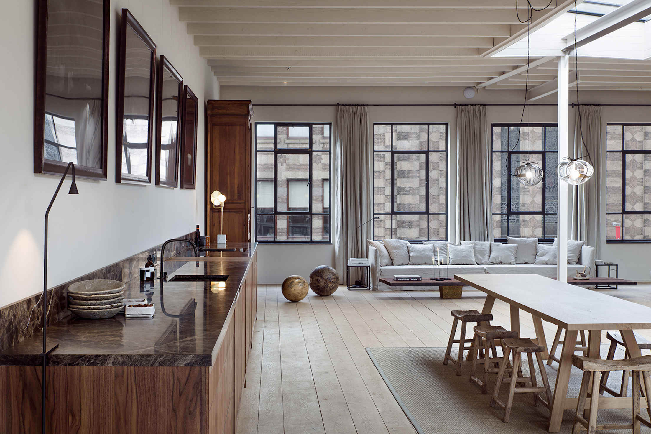 Een voormalig pakhuis, theater en atelier voor The Playing Circle.